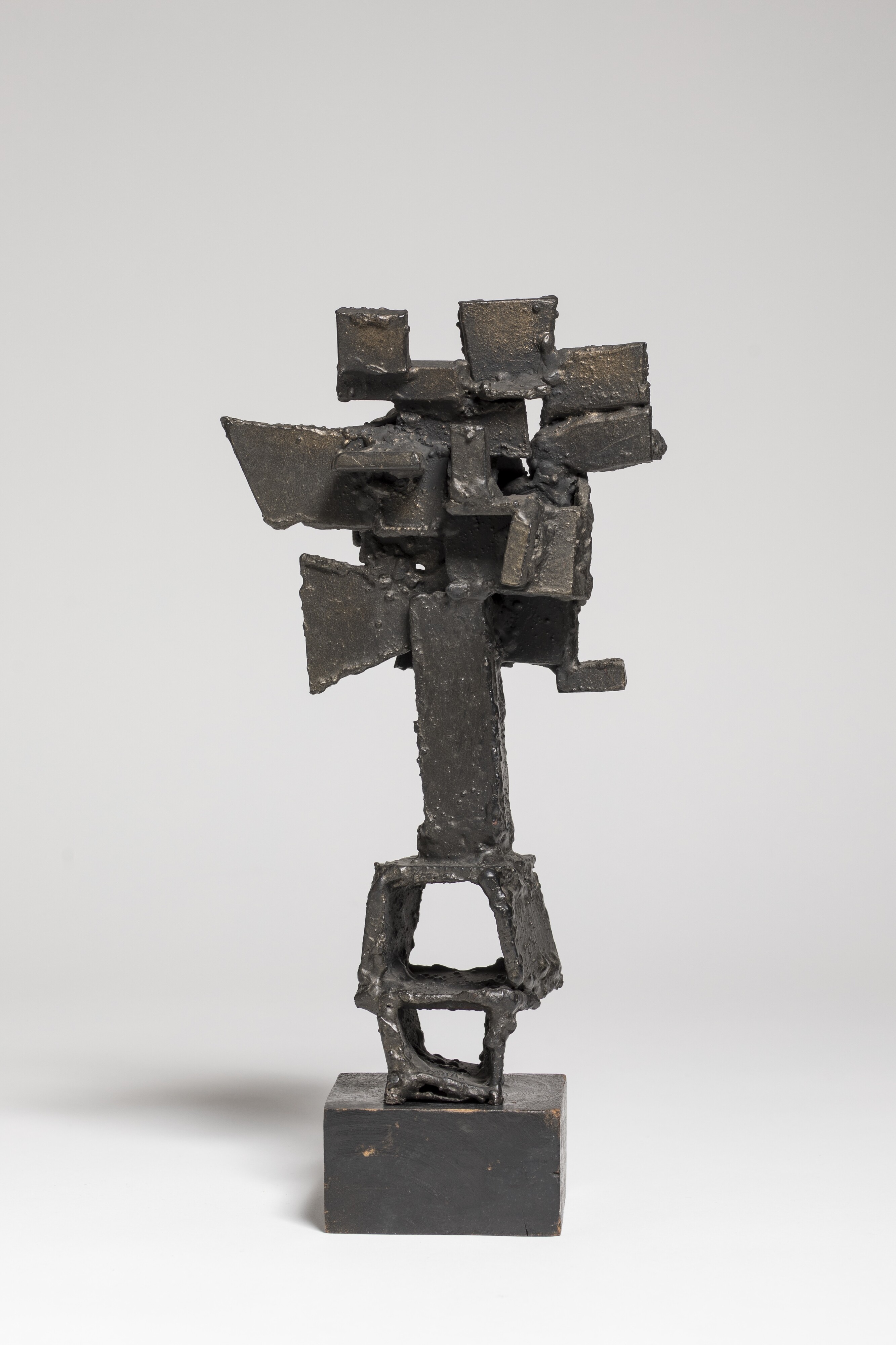 <p>Inge King, <em>Icon</em>, 1964, bronzed steel. Photo: Andrew Curtis courtesy of Geelong Gallery.</p>
