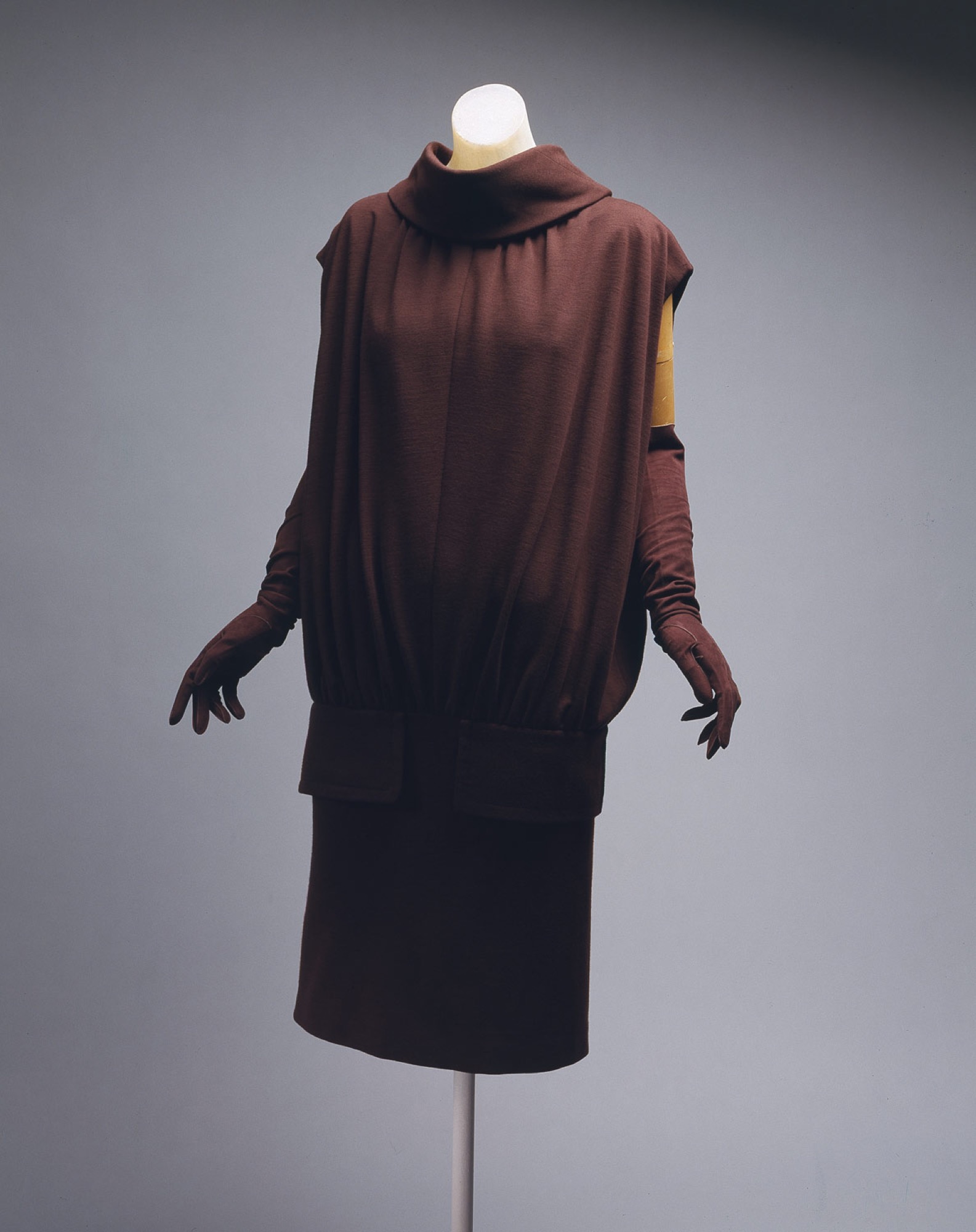 Cristóbal Balenciaga, <em>tunic dress</em> (1955).