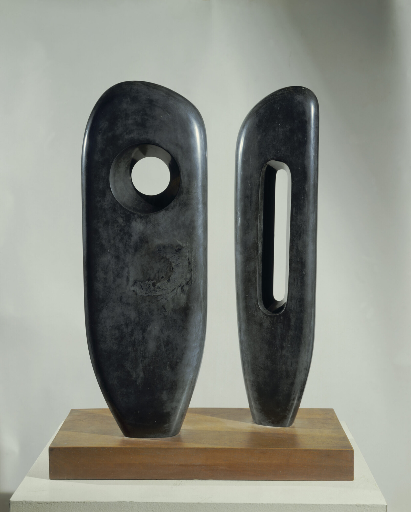 Barbara Hepworth, <em>Two Figures (Menhirs)</em>, 1964, Slate on wooden base, Image courtesy of Tate Modern.