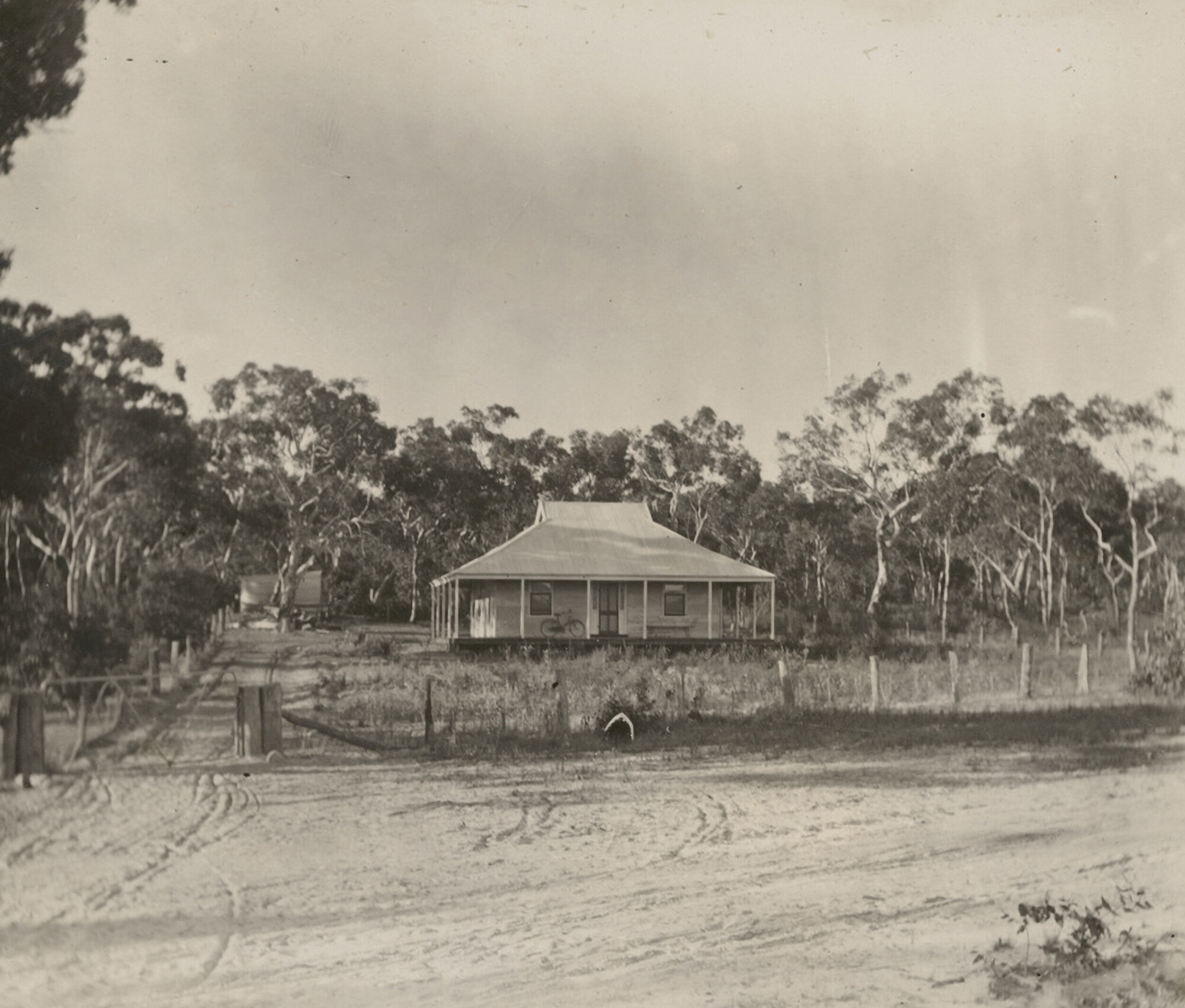 <p>Farmhouse on the Fleurieu Peninsula, South Australia, 1923. Courtesy of the State Library of South Australia. </p>