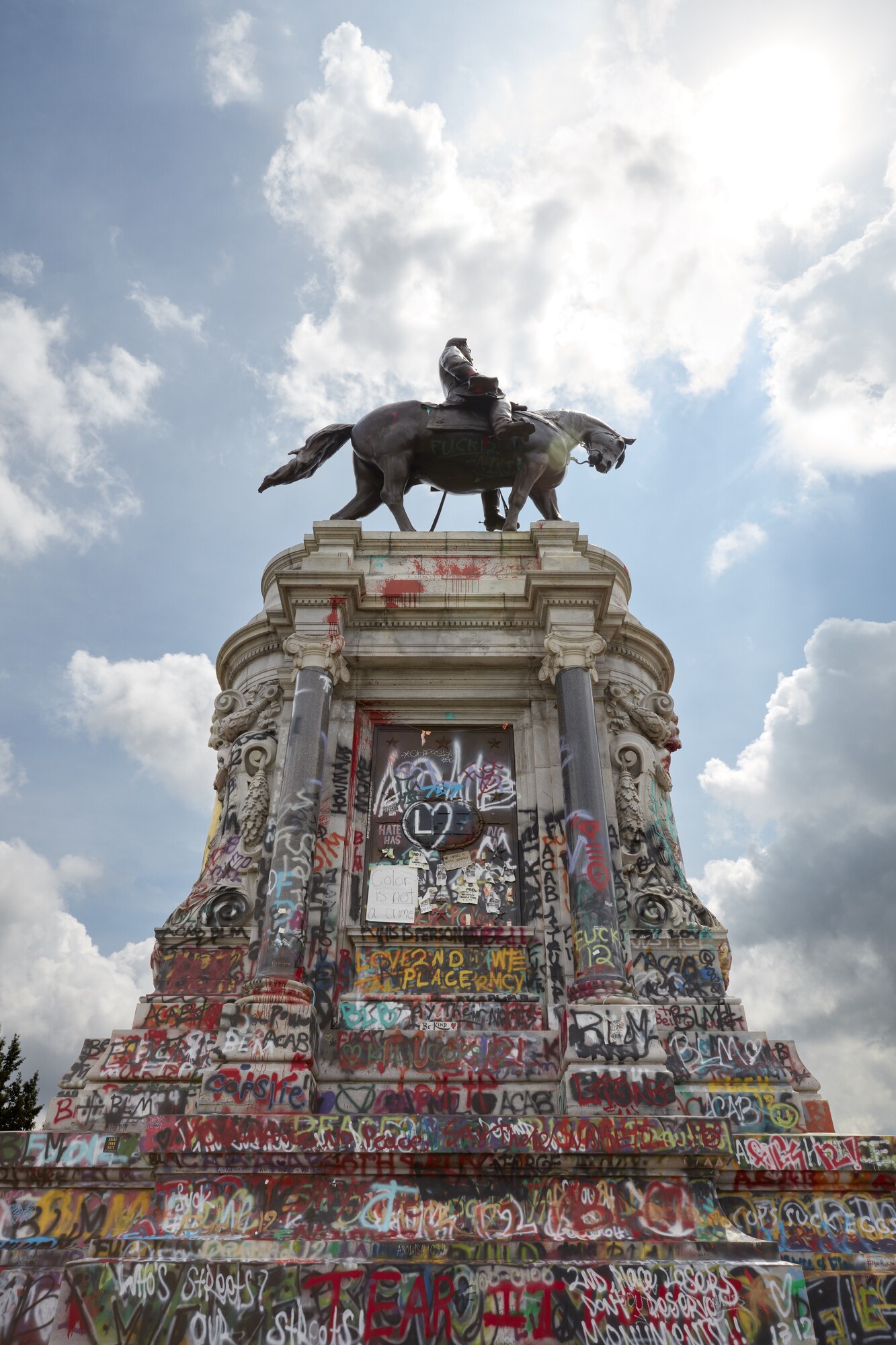 Catherine Opie, <em>Untitled #4 (monument/monumental)</em> 2020, pigment print, 167.6 x 111.8 cm. © Catherine Opie Courtesy Regen Projects, Los Angeles and Lehmann Maupin, New York, Hong Kong, London, and Seoul