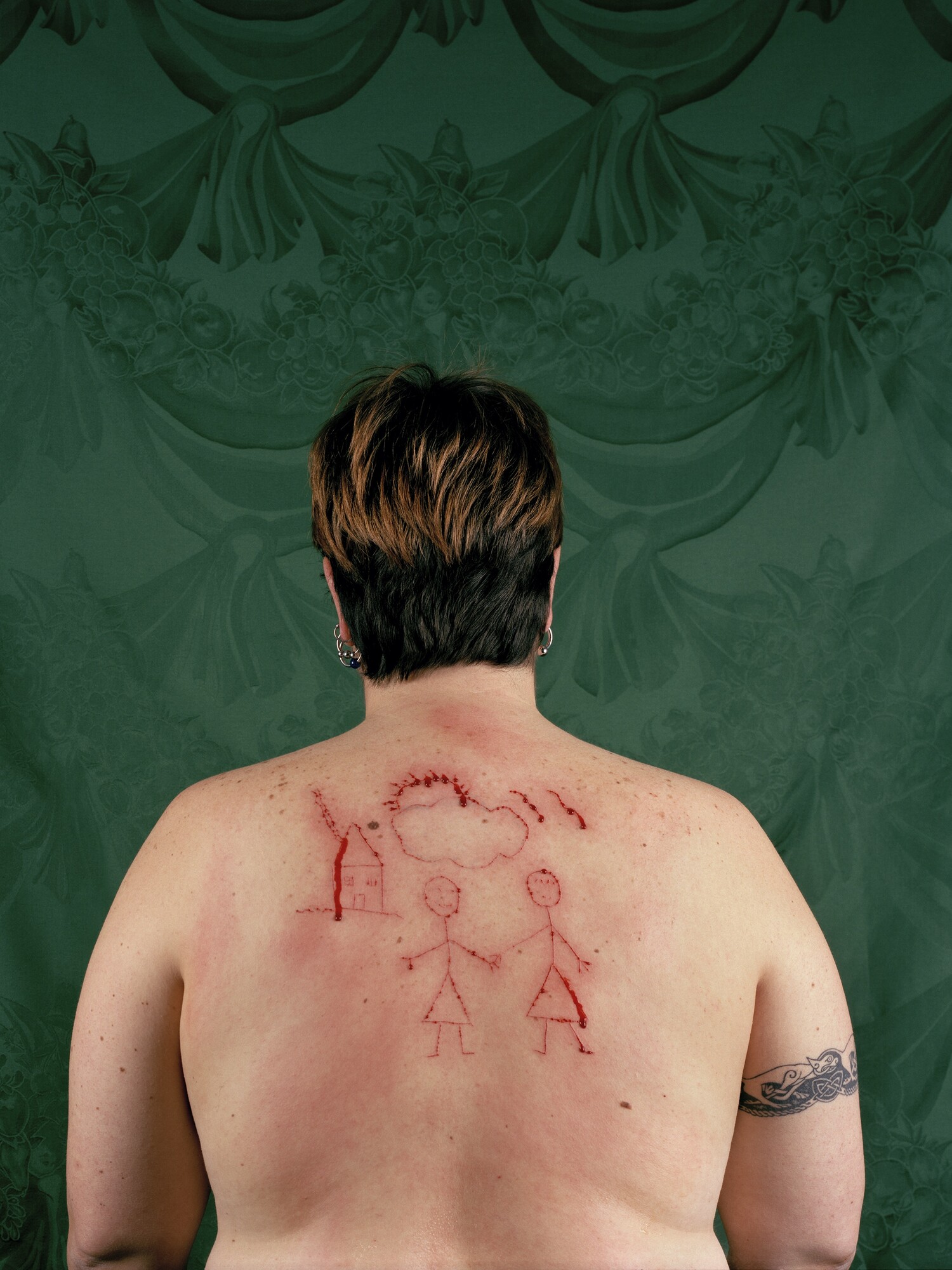 Catherine Opie, <em>Self-Portrait / Cutting</em>, 1993, C-type print, 40 x 30 cm. © Catherine Opie Courtesy Regen Projects, Los Angeles and Lehmann Maupin, New York, Hong Kong, London, and Seoul