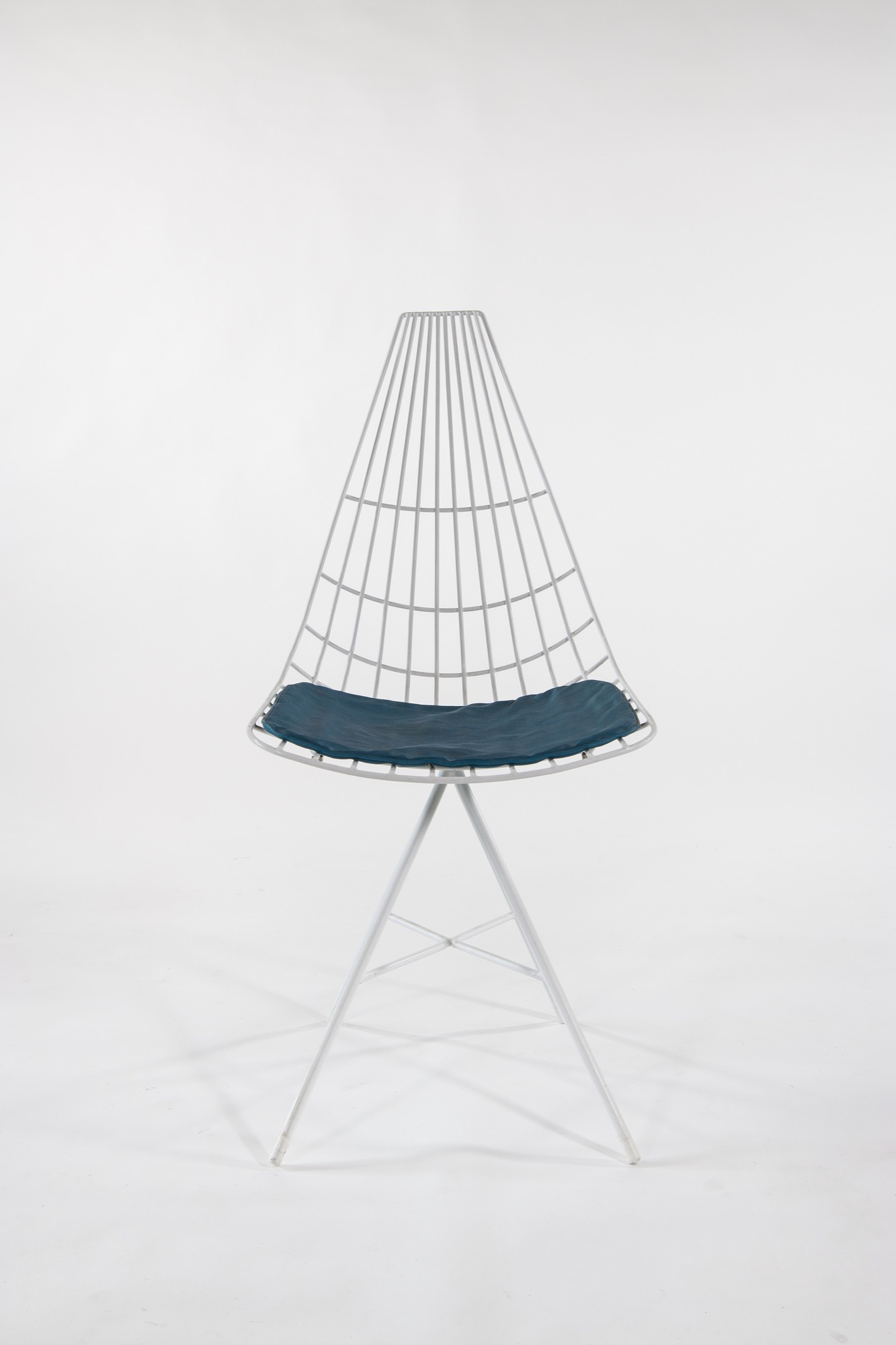 Clement Meadmore, <em>DC601A chair</em>, 1957, plastic coated steel, vinyl, rubber. Harris/Atkins Collection.