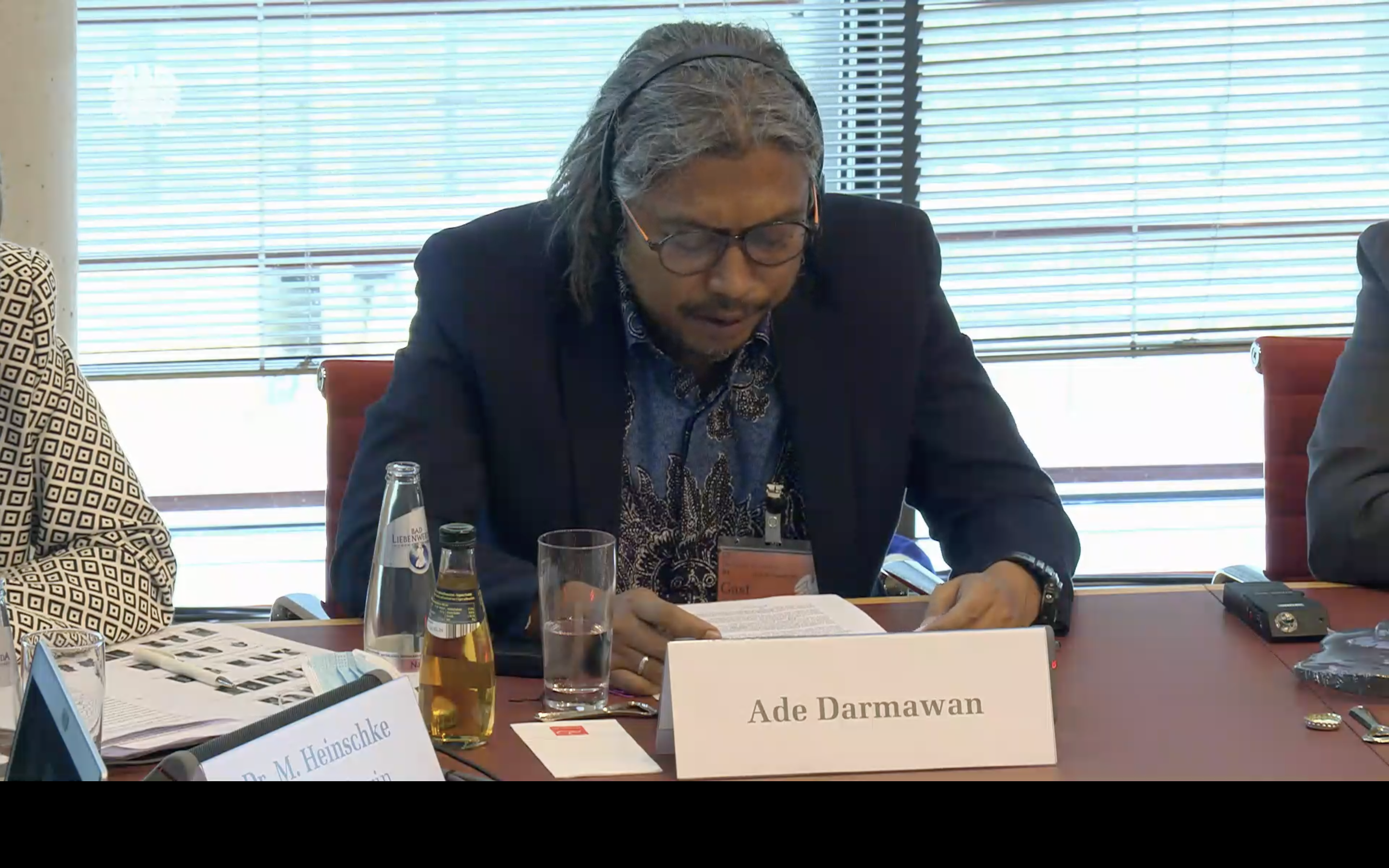 Ade Darawan speaking at a committee of the Bundestag.
