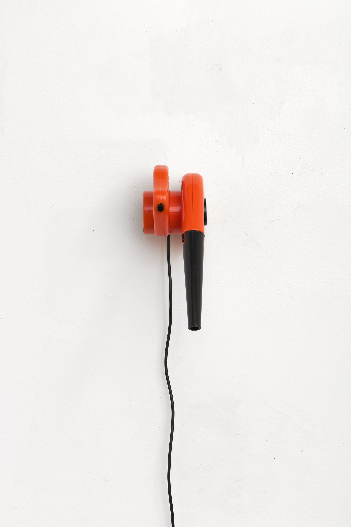Detail of David Attwood, <em>Dust Blaster</em>, 2022, Mini Desktop Blower Vacuum, 30m USB extension cable, gallerist’s home computer, 16 x 8 x 5.5 cm. Photo: Christo Crocker