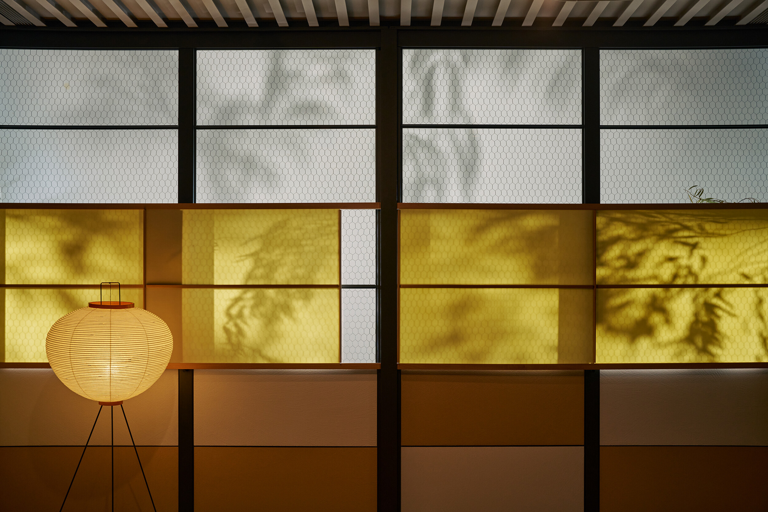 <p>Sliding screens of the Eames Pavilion, true to the original translucent Plyon screens of the Eames House. Yosigo, Rocafort, courtesy of Kettal, 2026.</p>