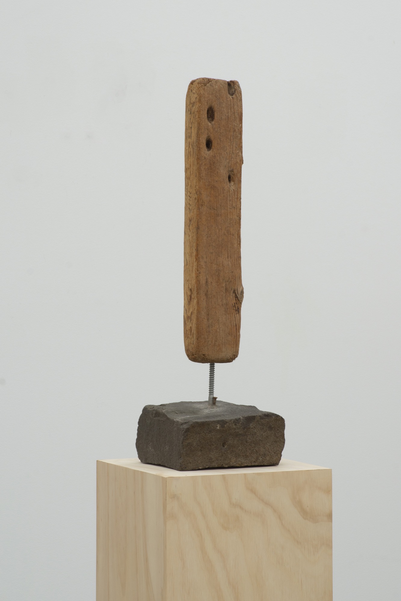 Elizabeth Newman, <em>One</em>, 2021, wood, stone, metal, 77 x 24 x 22cm, Courtesy of Neon Parc. Photo: Madé Spencer-Castle.