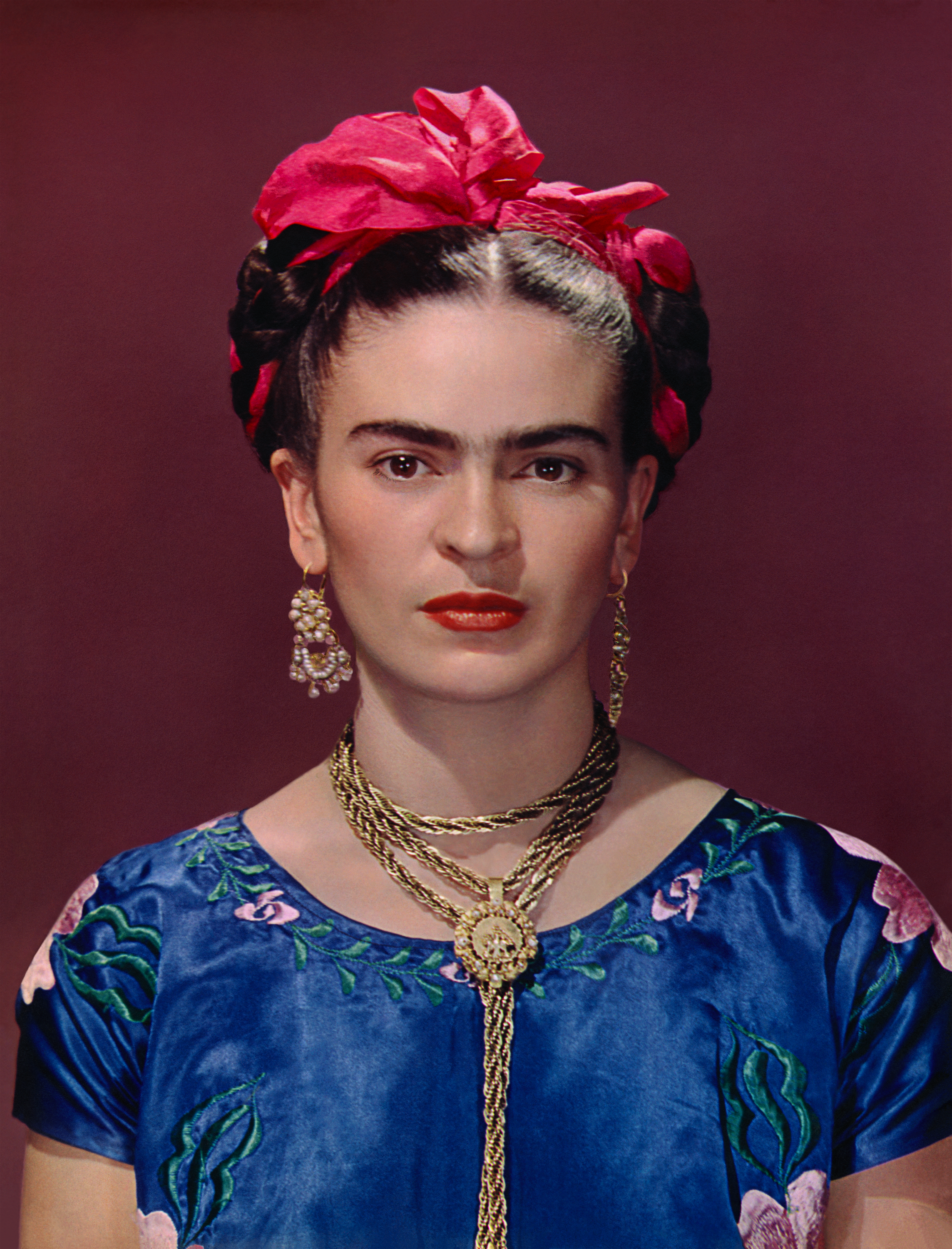 <p>Nickolas Muray, Frida Kahlo in blue satin blouse, 1939 © Nickolas Muray Photo Archives.</p>