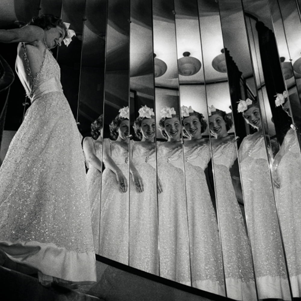 <em>François Kollar. Model descending the staircase at 31 rue Cambon. Published in Harper’s Bazaar, September 15 , 1937 © Ministère de la Culture</em>