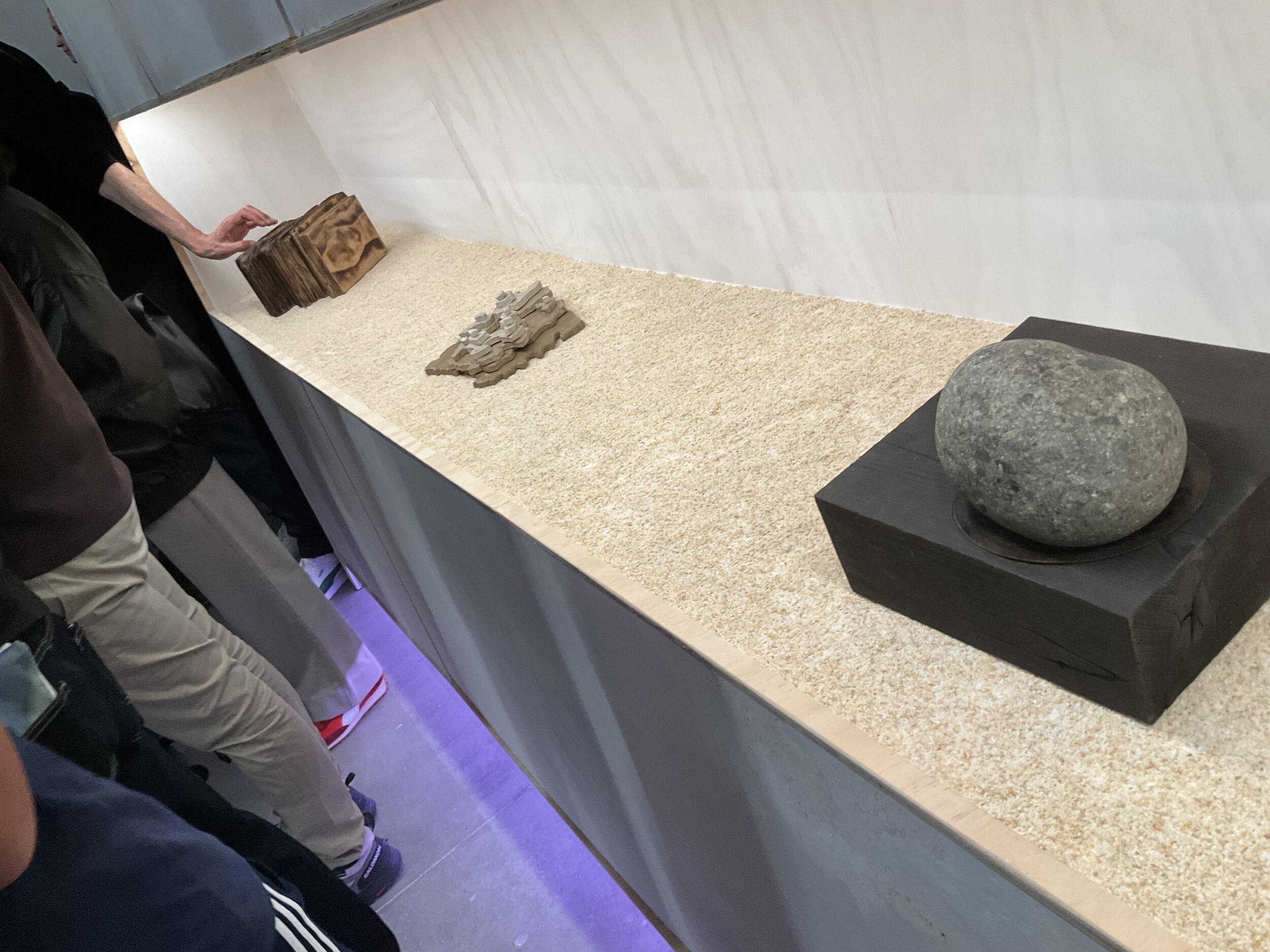 <p>You can interact directly with the “Living Belongings” displayed on the sandy ledge. Photograph by the author.</p>