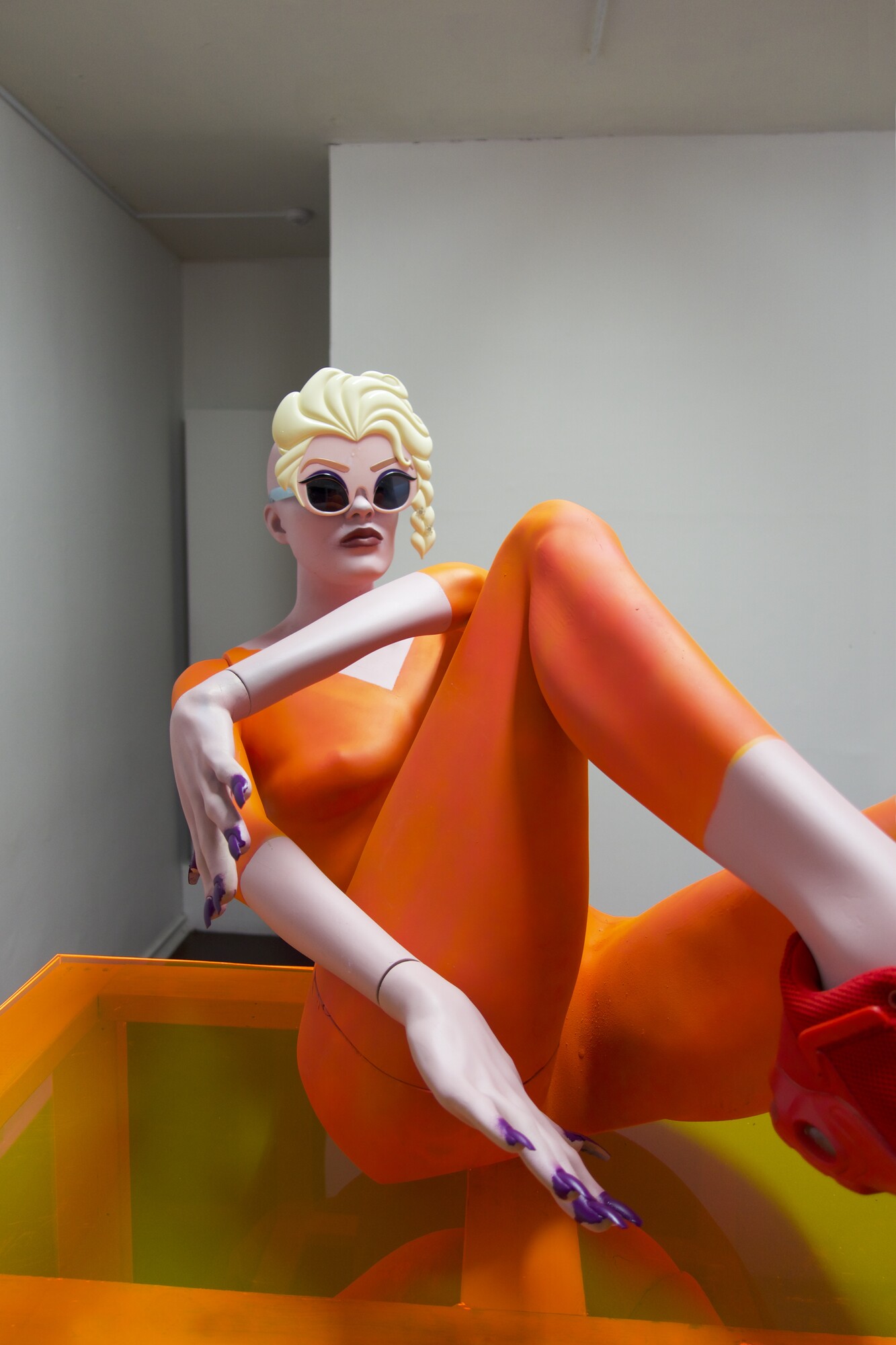 Justene Williams, <em>If I’m going to hell you’re coming with me</em>, 2023, mannequin, sunglasses, sneakers, perspex, dimensions variable, Knulp. Photo: courtesy of Knulp and Alex Gawronski