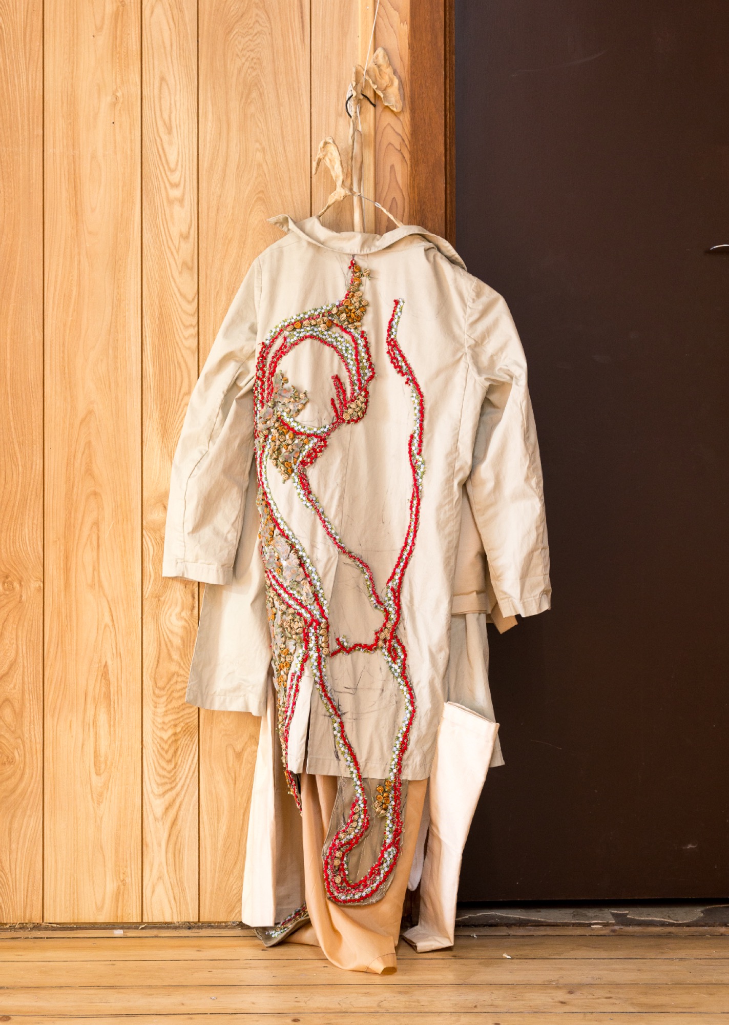 Amanda Horowitz, <em>Long John Trench & Mop, trench coat and mop</em>, (worn at the opening), 2017. Photography: André Piguet.