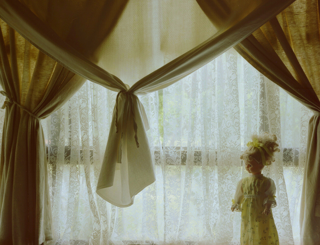 <p>Janina Green, <em>Untitled (Doll and lace blinds)</em>, 2008-09, C-type print, 42 x 59.4cm. Courtesy the artist and M.33</p>
