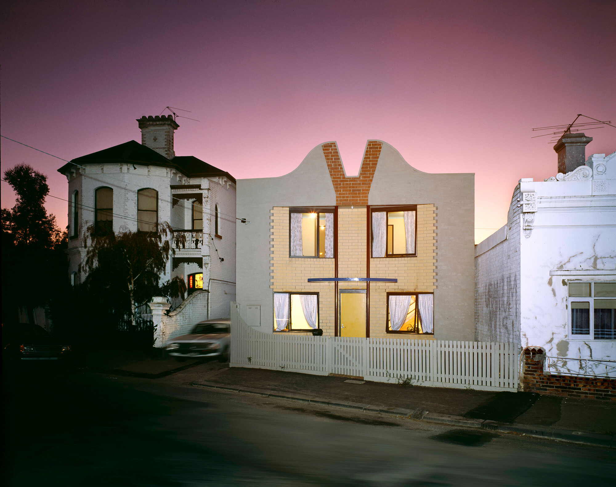<p>John Gollings, <em>Fitzroy House – Norman Day </em>1983, Naarm/Melbourne © John Gollings. Photograph courtesy of John Gollings.</p>