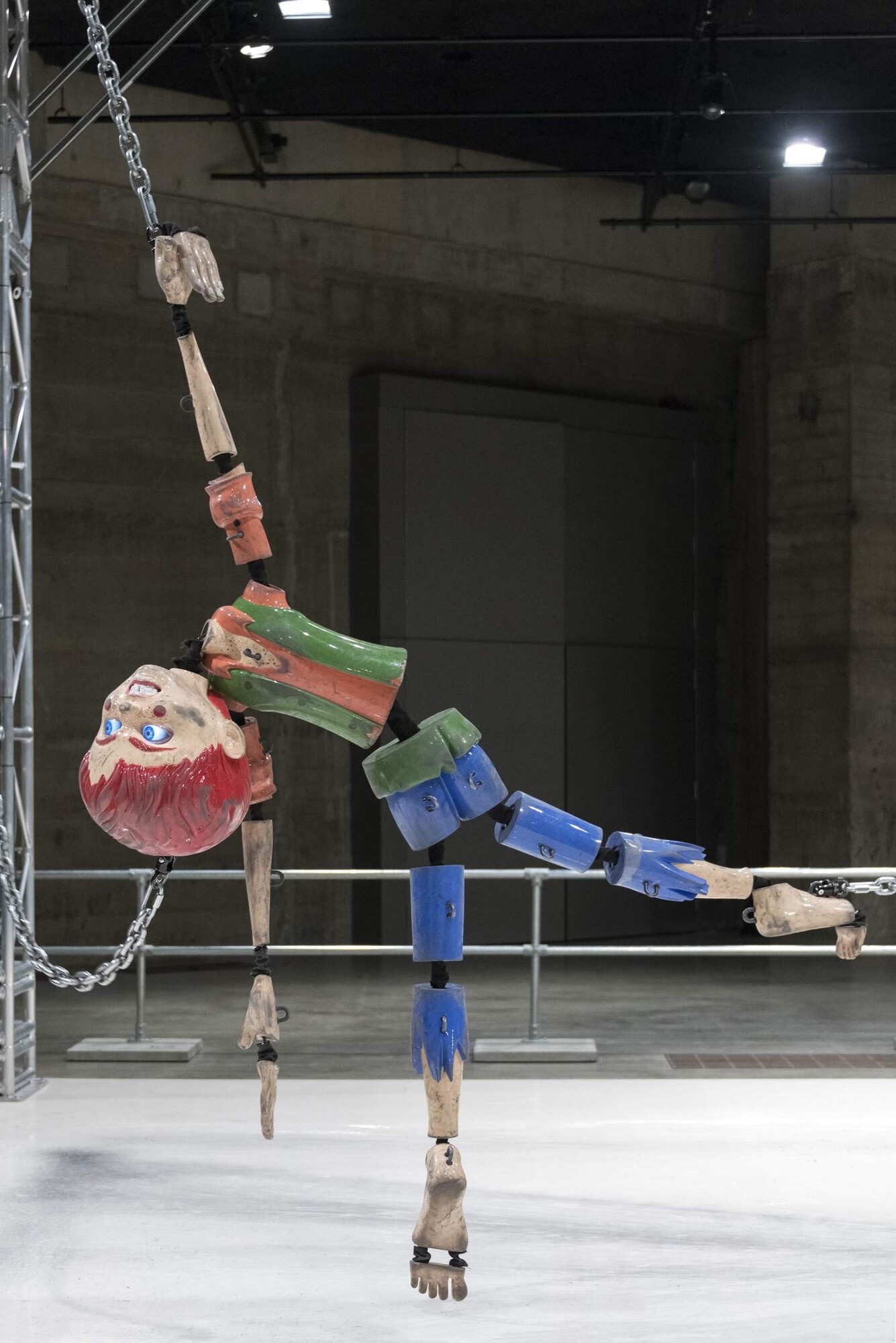 Jordan Wolfson, <em>Colored sculpture</em> (installation view at The Tate, London), 2016. Photo © Jordan Wolfson. Photo: Tate