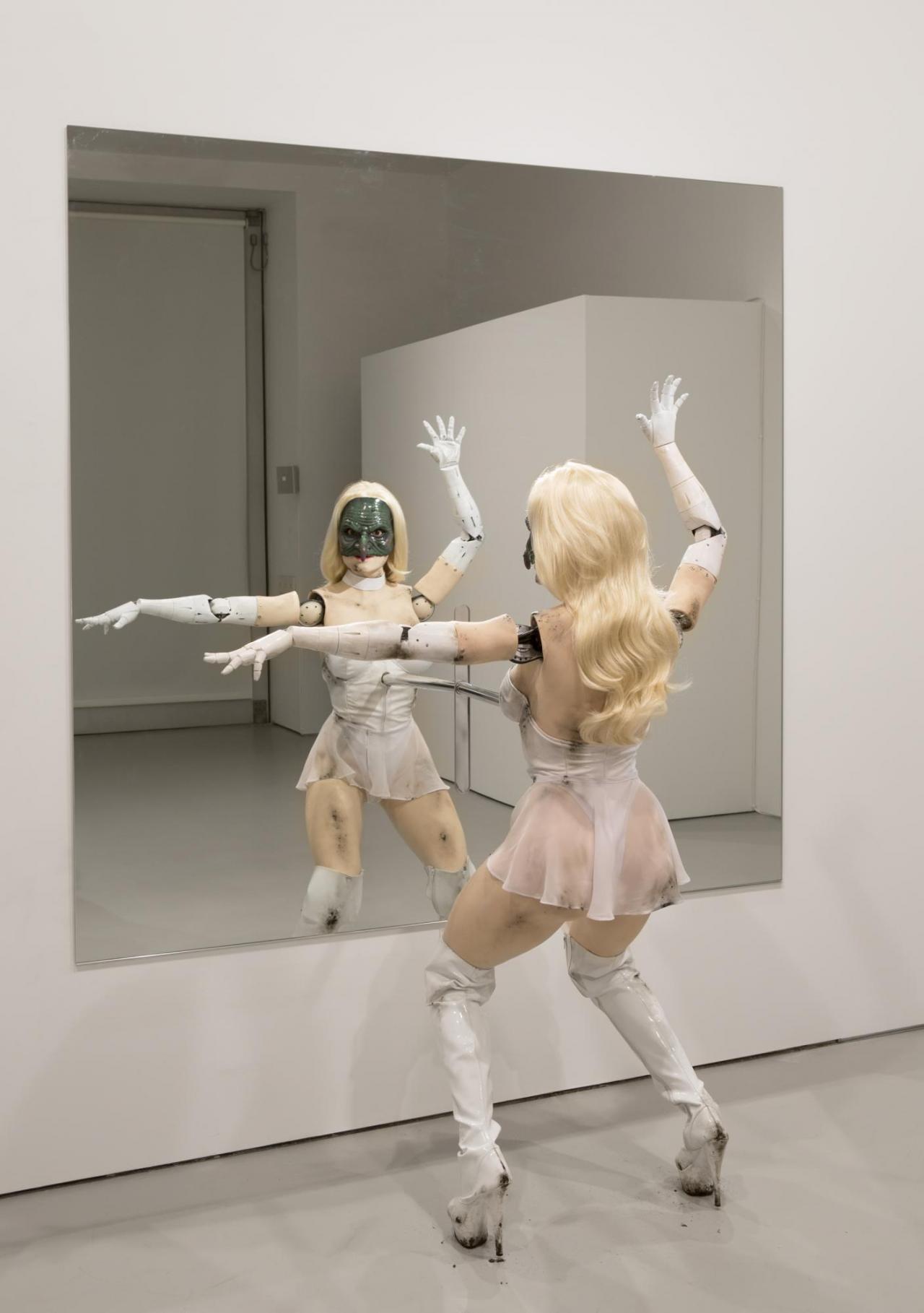 Jordan Wolfson, <em>(Female Figure)</em> (installation view at David Zwirner, New York), 2014. © Jordan Wolfson. Photo: Jonathan Smith