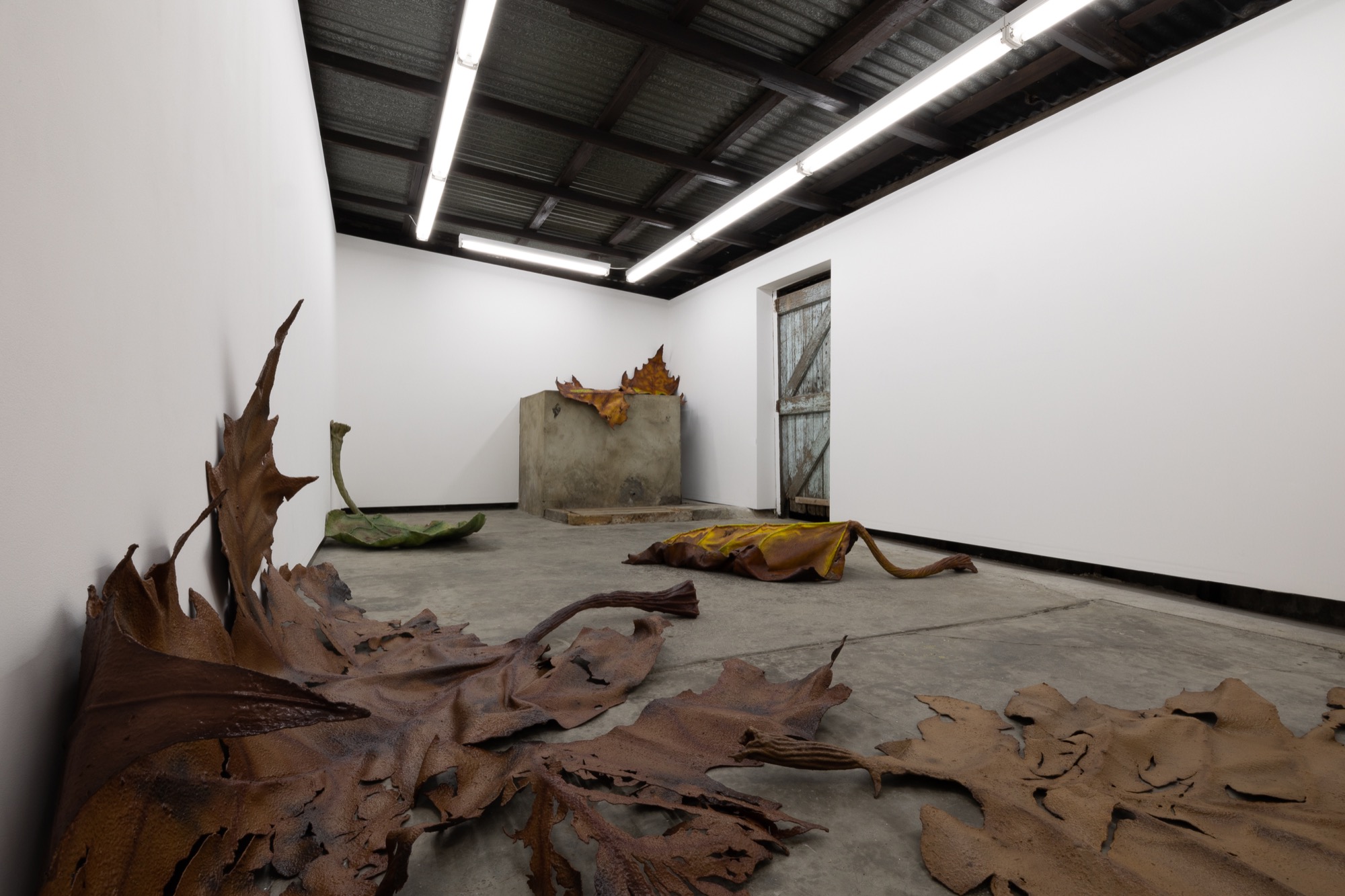 Joshua Petherick and Lewis Fidock, <em>Make A Wish!,</em> 2023, burlap, steel, muslin, rope, latex, synthetic polymer paint, dimensions variable, Asbestos. Photo courtesy of Asbestos and the artists.