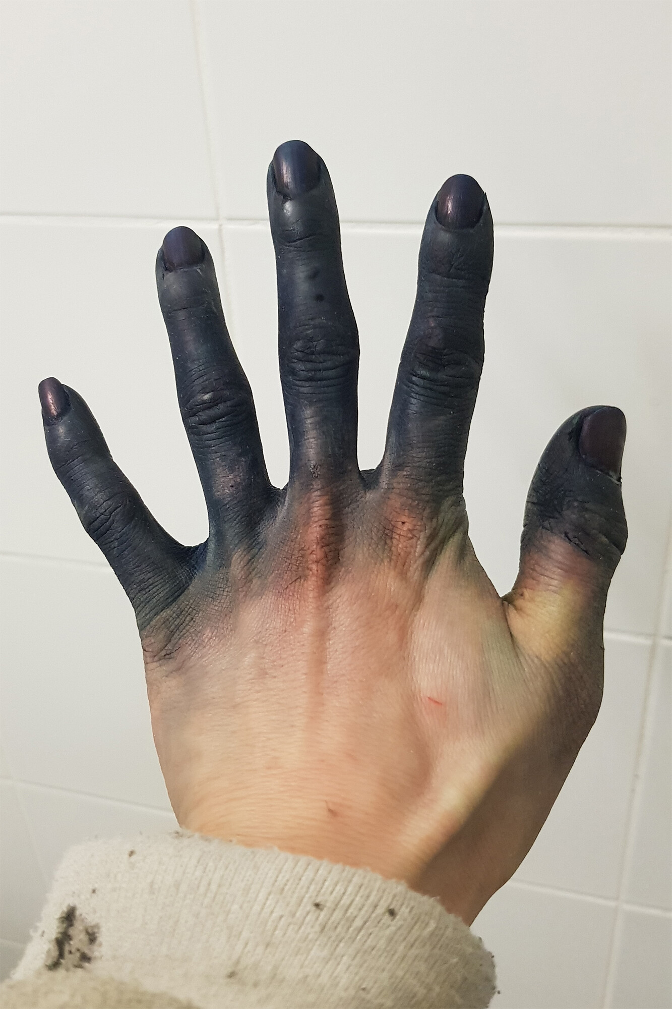<p>Makiko Ryujin’s hands in the making of&nbsp;<em>Ephemeral Blue.</em>&nbsp;Photograph by&nbsp;Makiko Ryujin.</p>