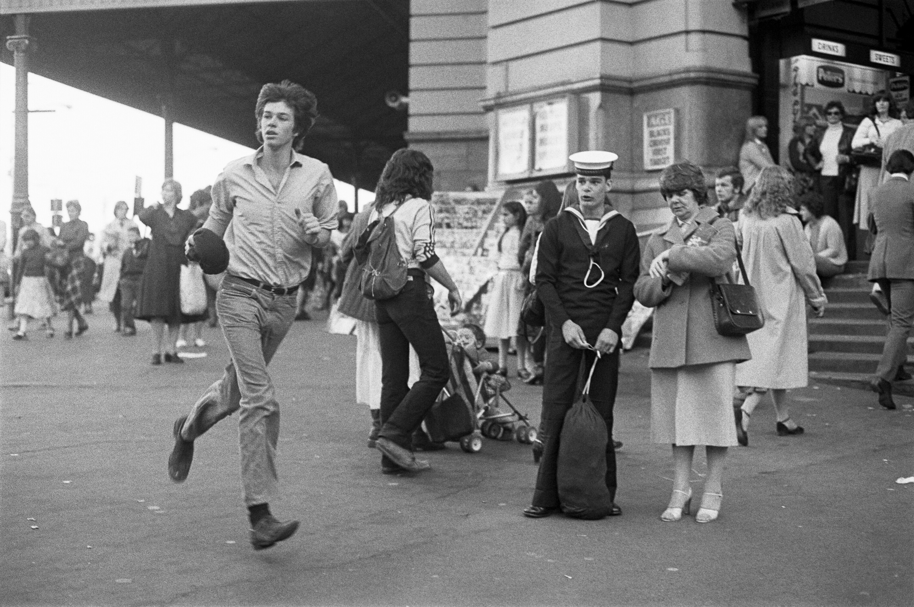 <p>Rennie Ellis, <em>In a hurry, Flinders Street Station</em>, 1980, photograph. Courtesy of State Library of Victoria.</p>