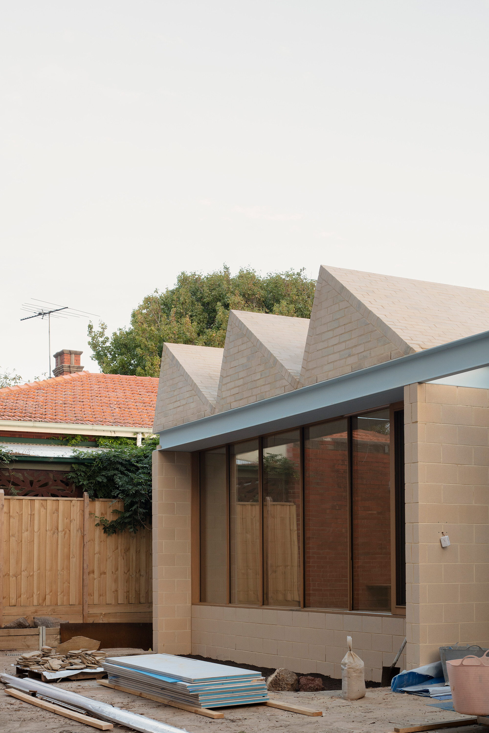 <p>Office MI-JI, A Courtyard House, exterior, 2024. Courtesy of Ben Hosking.</p>