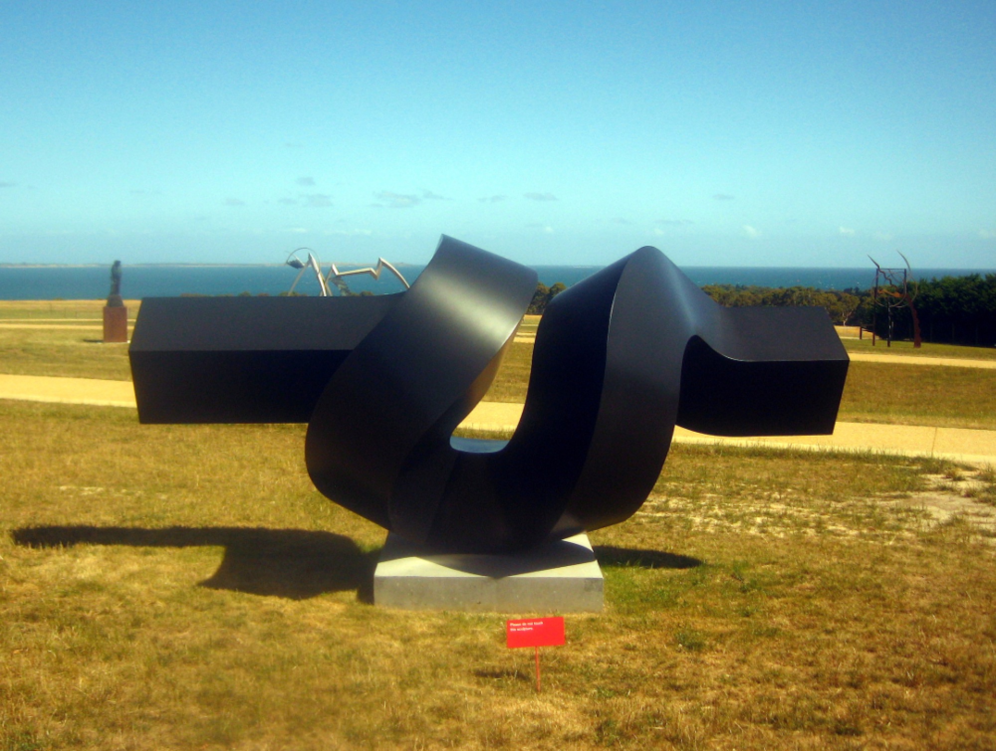 Clement Meadmore, <em>Riff</em>, 1996, painted aluminium.