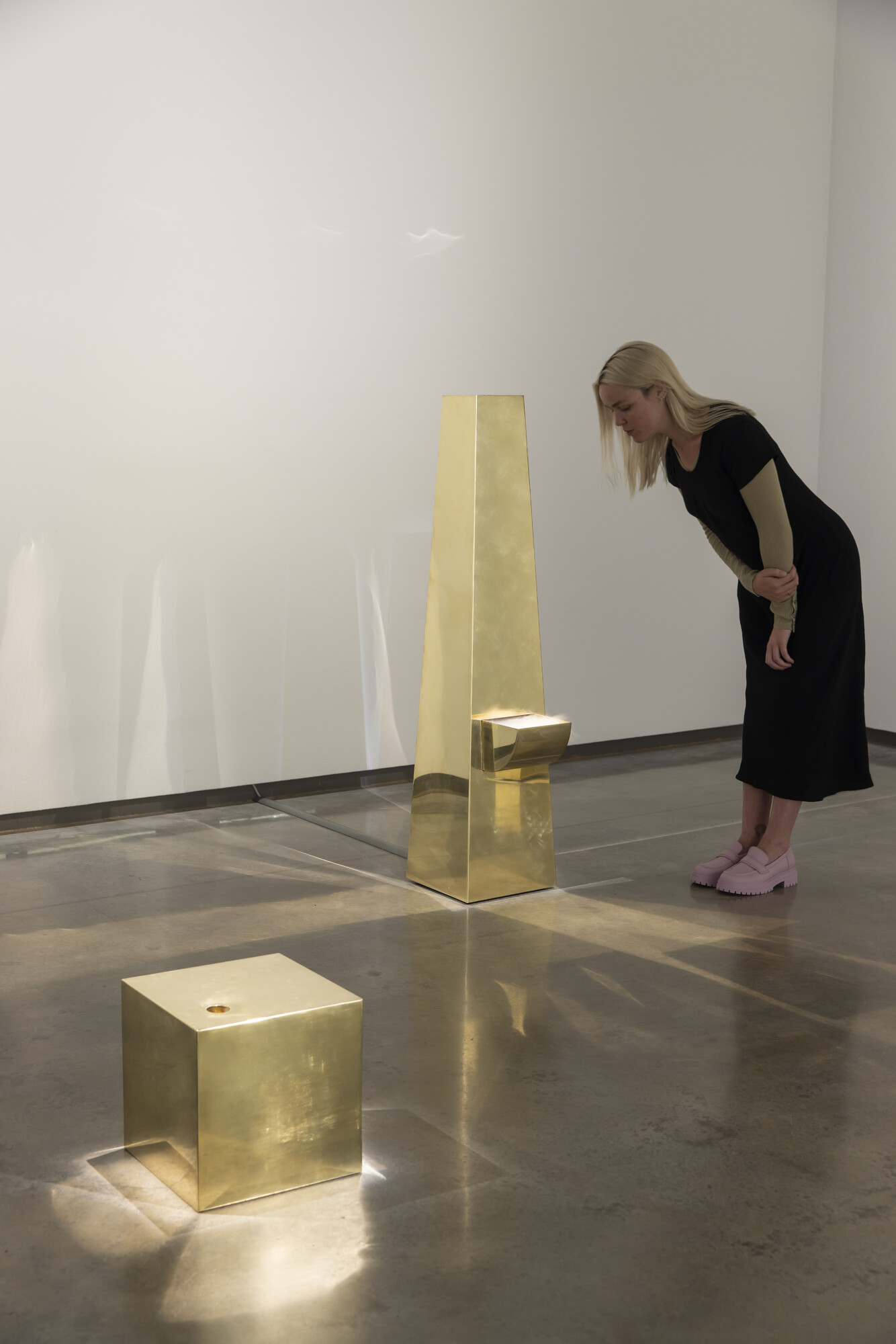 Sundari Carmody, <em>The Mountain</em>, 2022, installation view, Primavera 2022: Young Australian Artists, Museum of Contemporary Art Australia, Sydney, 2022, brass, electronic components, water, mist, image courtesy the artist and Museum of Contemporary Art Australia, © the artist, photograph: Anna Kučera