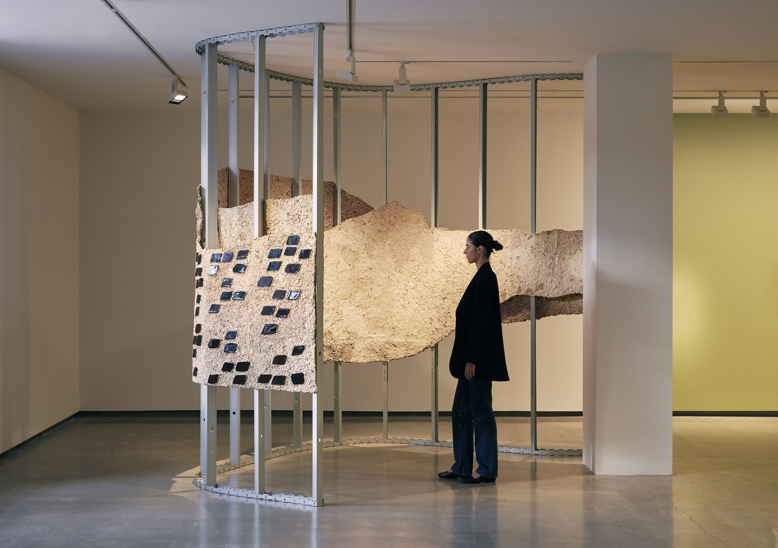 Sarah Poulgrain, <em>Learning how to build a houseboat: walls, fixings and rope</em>, 2023, installation view, <em>Primavera 2023: Young Australian Artists</em>, Museum of Contemporary Art Australia, Sydney, 2023, steel, aluminium, handmade paper pulp, handmade rope, ceramic, digital HD video, image courtesy and © the artist, photograph: Zan Wimberley