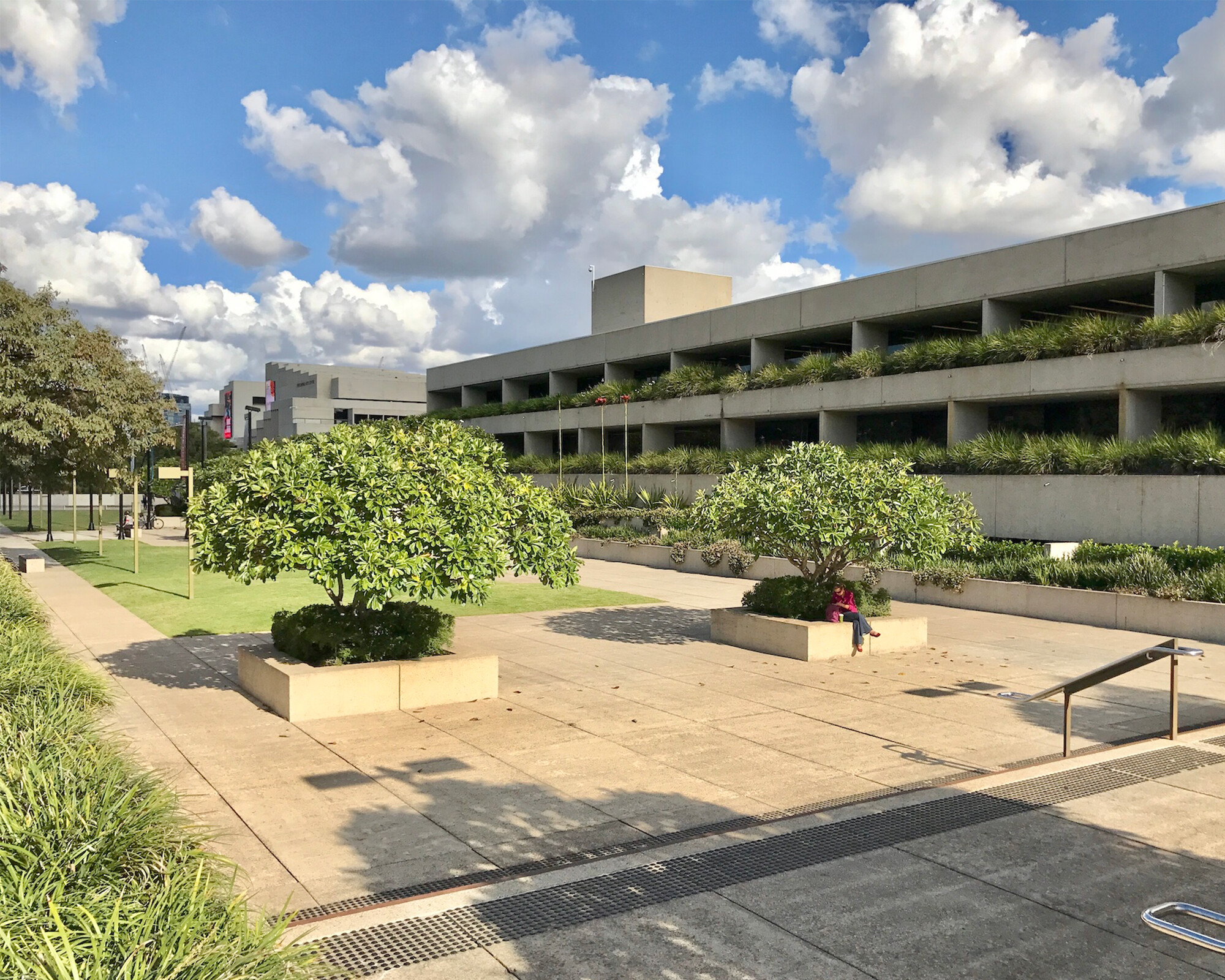 <p>Mediated edges with public zones as big as the buildings. Photograph by <a href="https://commons.wikimedia.org/wiki/File:Queensland_Art_Gallery,_Brisbane_river_facade.jpg">unknown</a>, 2017.</p>