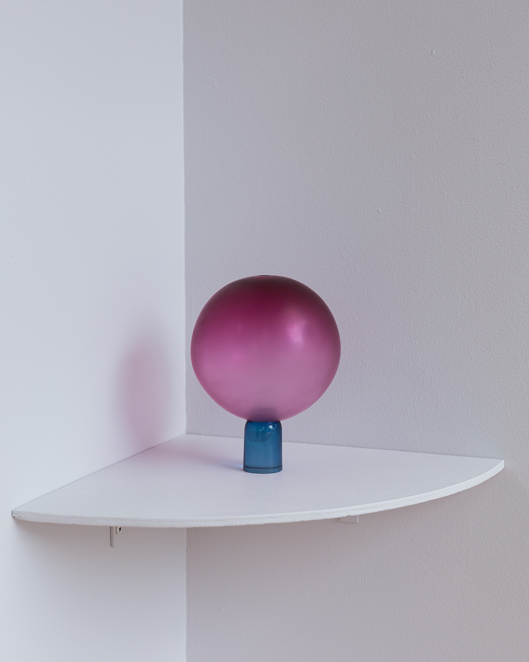 Louis Grant, <em>I lay in silence, but silence talks</em>, 2021, blown and cold worked glass, glue, 20x13x13cm, Pari. Photographer: Document Photography