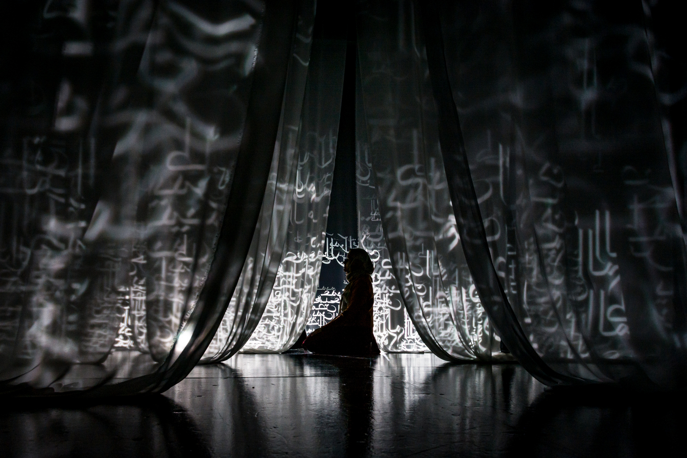 Narjis Mirza, Hayakal al Noor, Bodies of Light 2021, Blackbox Theater, AUT, Auckland. Photo: Stephan Marks