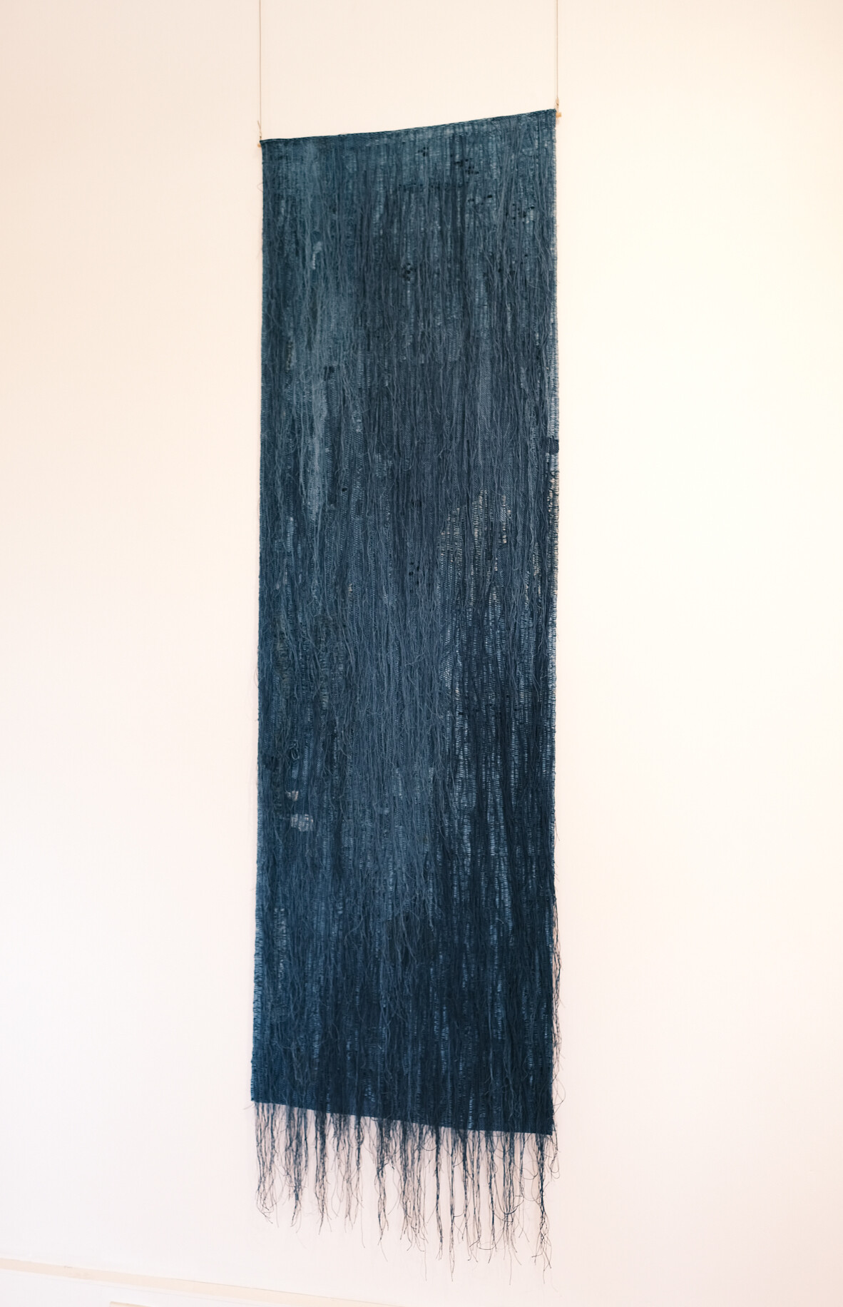 <p>Katja Beckman Ojala, <em>Oldenburgerstraße (Bitte Nicht Abdecken)</em>, 2023, linen and ramie dyed with natural indigo, 220 x 65 cm. Photo: Tom Hvala</p>