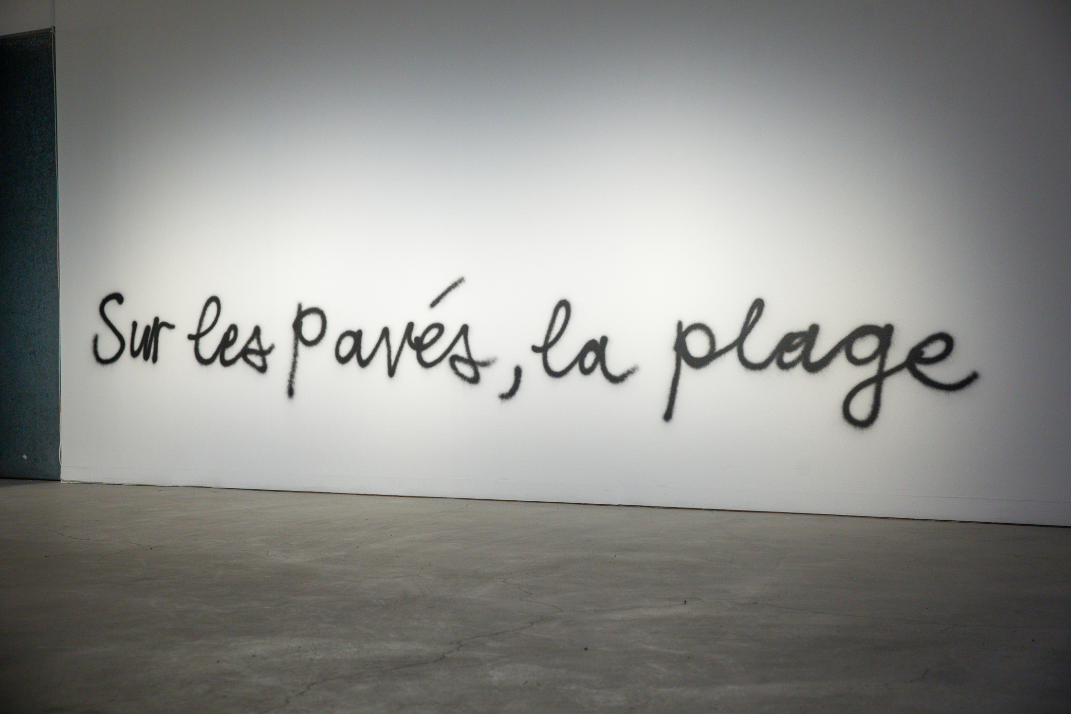 Mitchel Cumming, <em>Resumption (Sur les pavés…)</em> (2022), spraypaint on gallery wall. Photo: Maja Baska