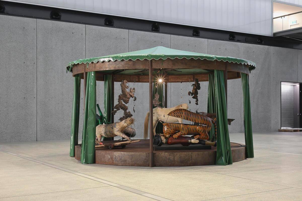 <p>Huang Yongping, <em>Les Consoles de Jeu Souveraines</em>, 2017, steel, aluminium, bronze, wood, plastic, fibreglass, paper, straw, taxidermied horse, 345 x 586 cm diameter.</p>