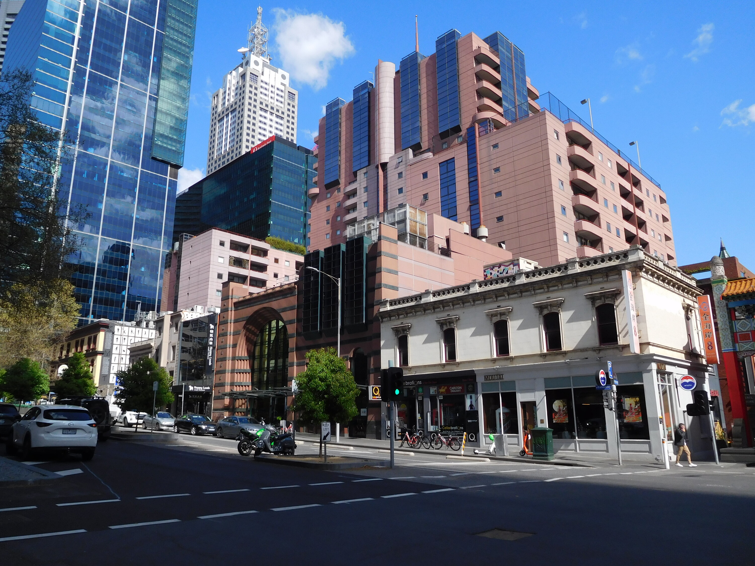 <p>The way the Paramount Centre is set back from the street and wraps around neighbouring buildings on its block makes it feel less mammoth than it looks from a distance. Photograph by author.</p>