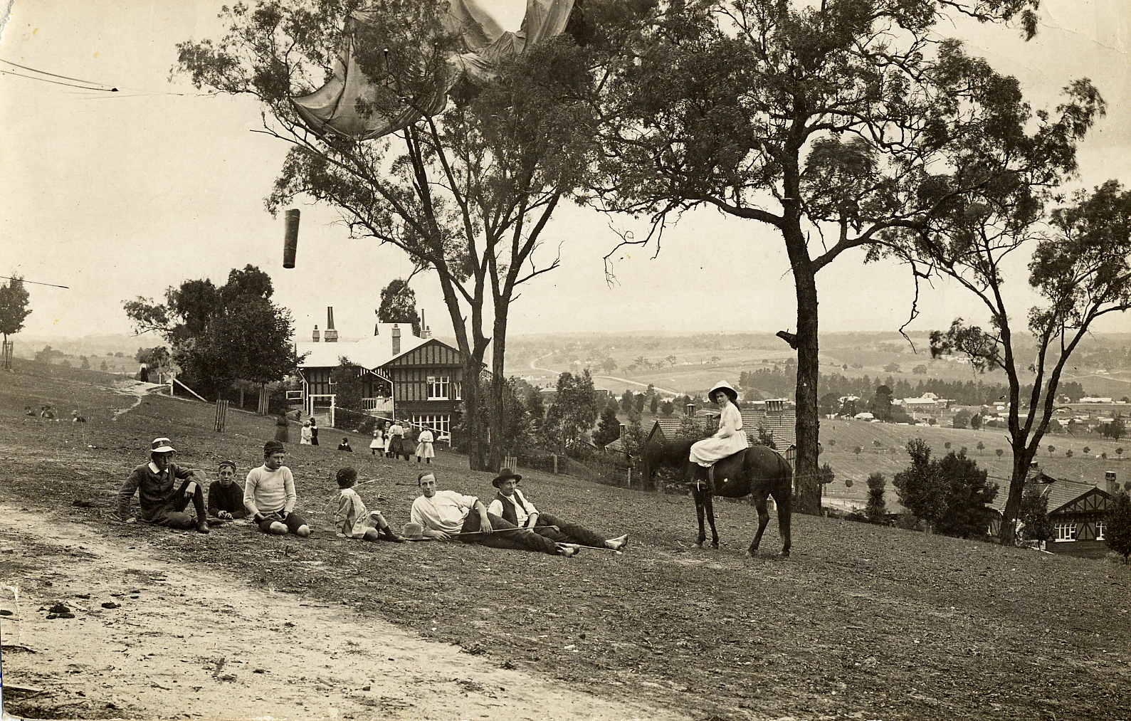 <em>Eaglemont with Desbrowe-Annear houses in background</em>, early 1900s, photograph, 9 x 13.5 cm, Image courtesy of the Heidelberg Historical Society