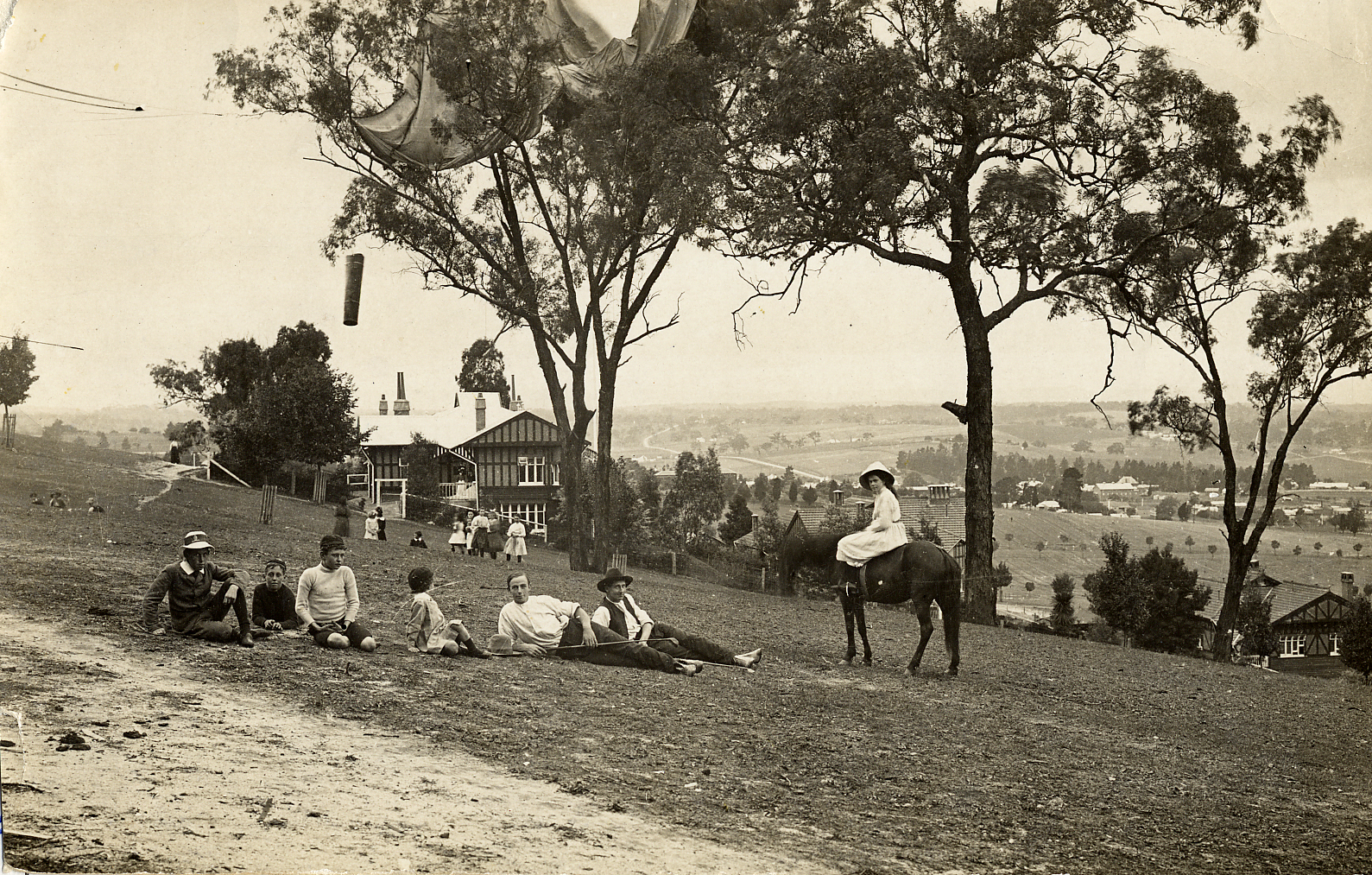 <em>Eaglemont with Desbrowe-Annear houses in background</em>, early 1900s, photograph, 9 x 13.5 cm, Image courtesy of the Heidelberg Historical Society